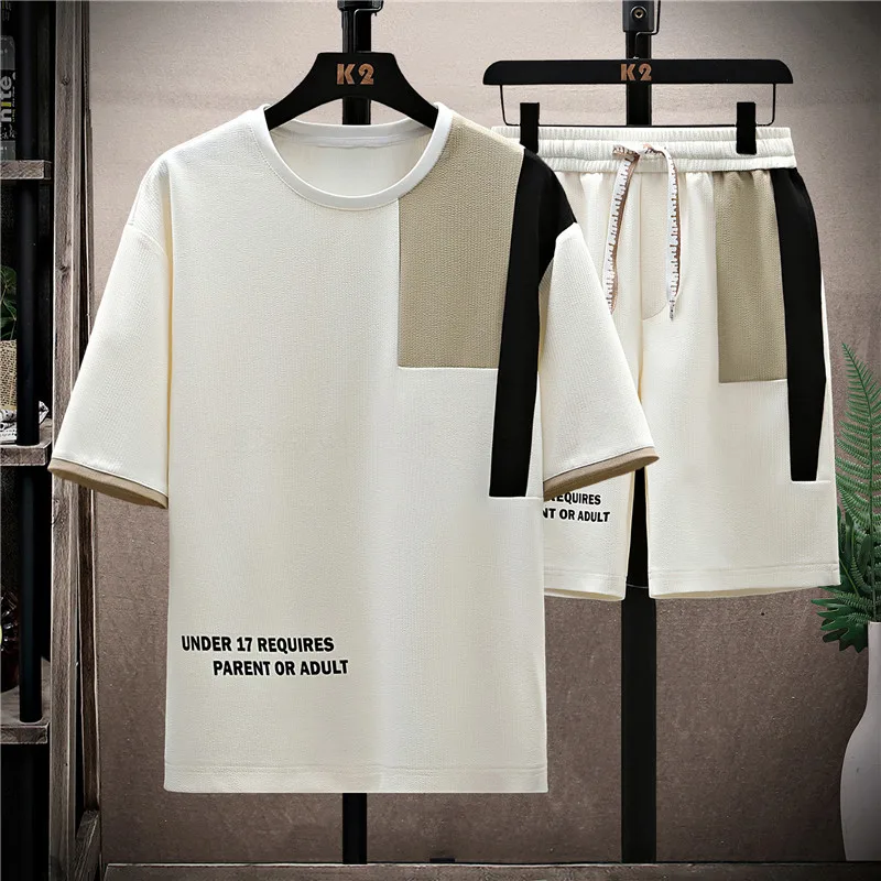 Conjunto de duas peças esportivo de verão para homens, com camiseta de manga curta e calça capri, fino, casual, leve e respirável, em poliéster.