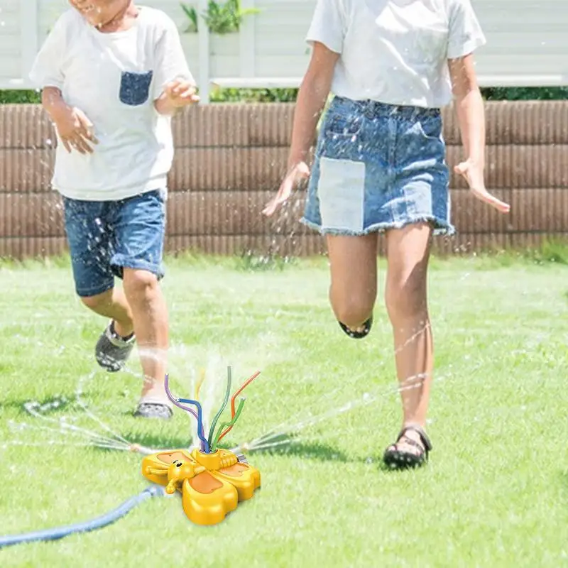 Semprotan air lucu Sprinkler kartun kupu-kupu rotasi semprotan air mainan untuk anak-anak bermain di luar ruangan meningkatkan pengenalan warna