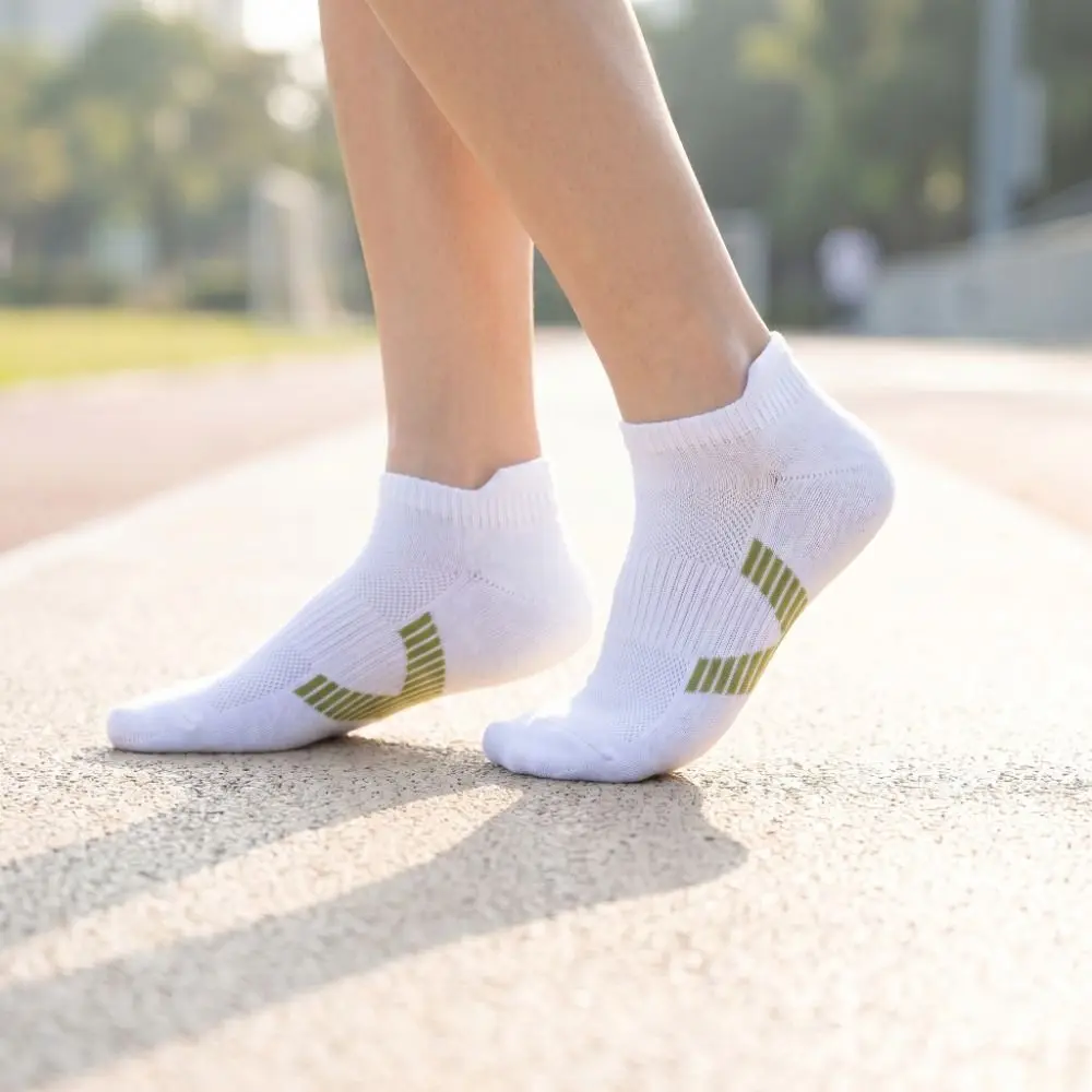 High Quality Breathable Men's Socks Sweat Absorption Cotton Sports Socks Stripe Pattern Athletic Socks Winter Season