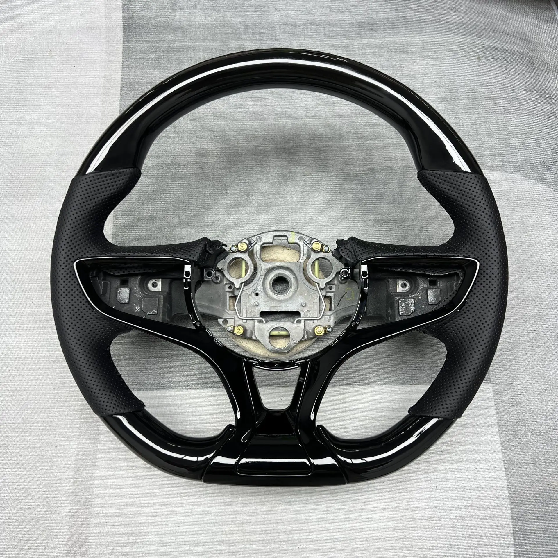 Custom Carbon Fiber Steering Wheel Fabrication for BYD Tang and Qin-Han Vehicles