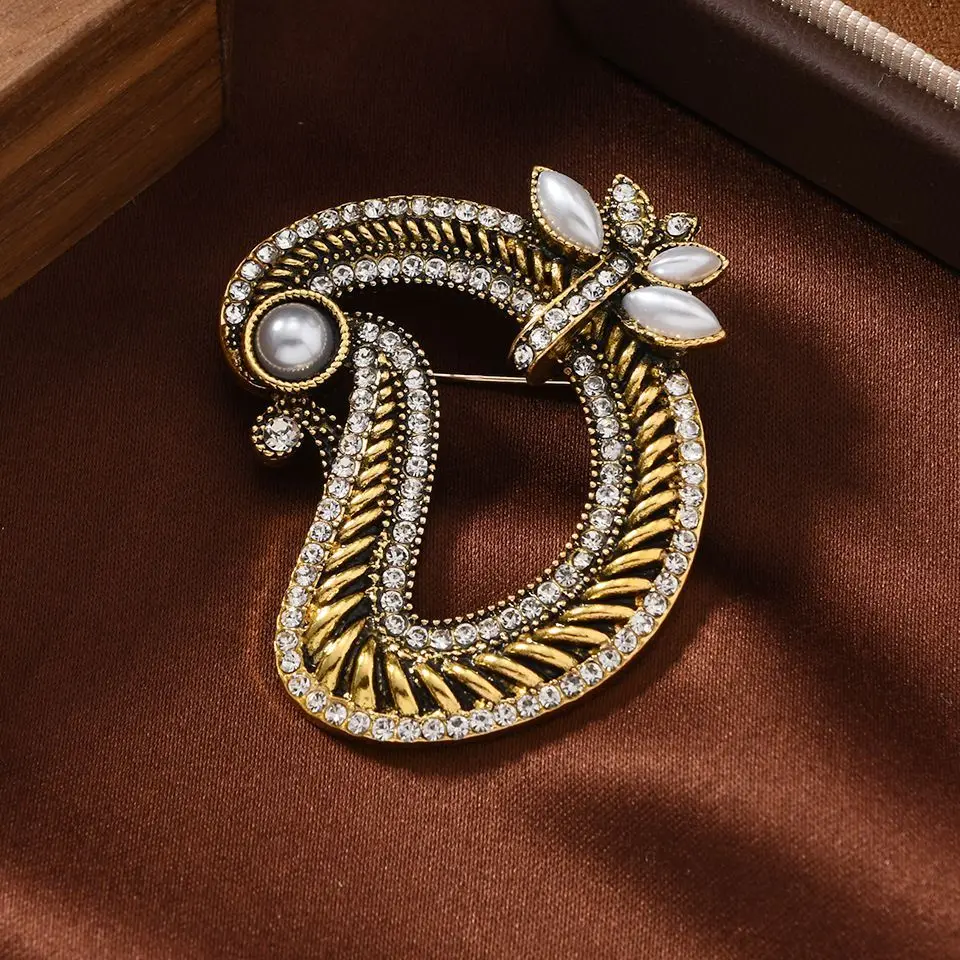 Trendy Women Classic Badges Brooches Baroque Style Brooch Vintage Palace Retro Pearl Metal Corsage Pins Suit Office Buckle