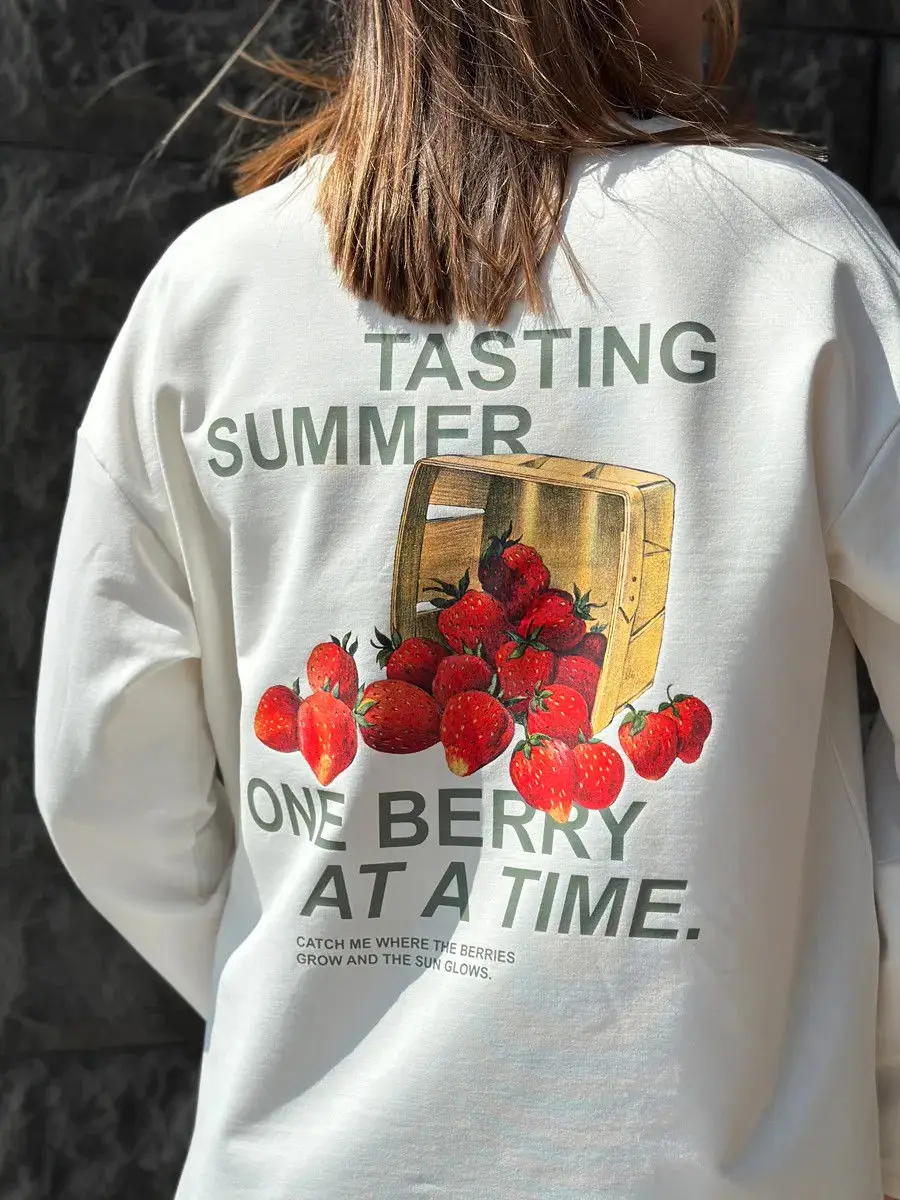 Personalized Hand Drawn Strawberry Cute Fruit Graphic Tee Long Sleeve T-shirts Thin Pullover 100% Cotton Comfortable Loose Women