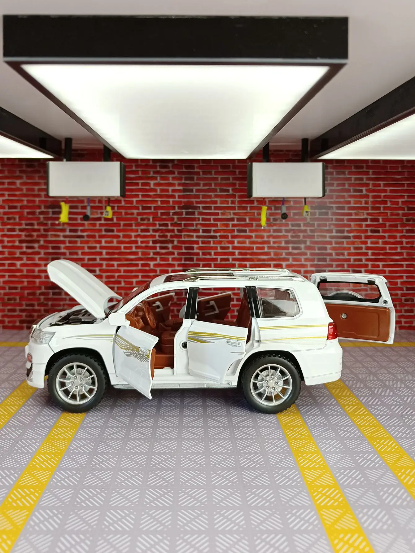 1:24 Simula il modello di auto in lega Toyota Prado, porte e cofano motore, bagagliaio può essere aperto, forza di ritorno, regali sonori e luminosi