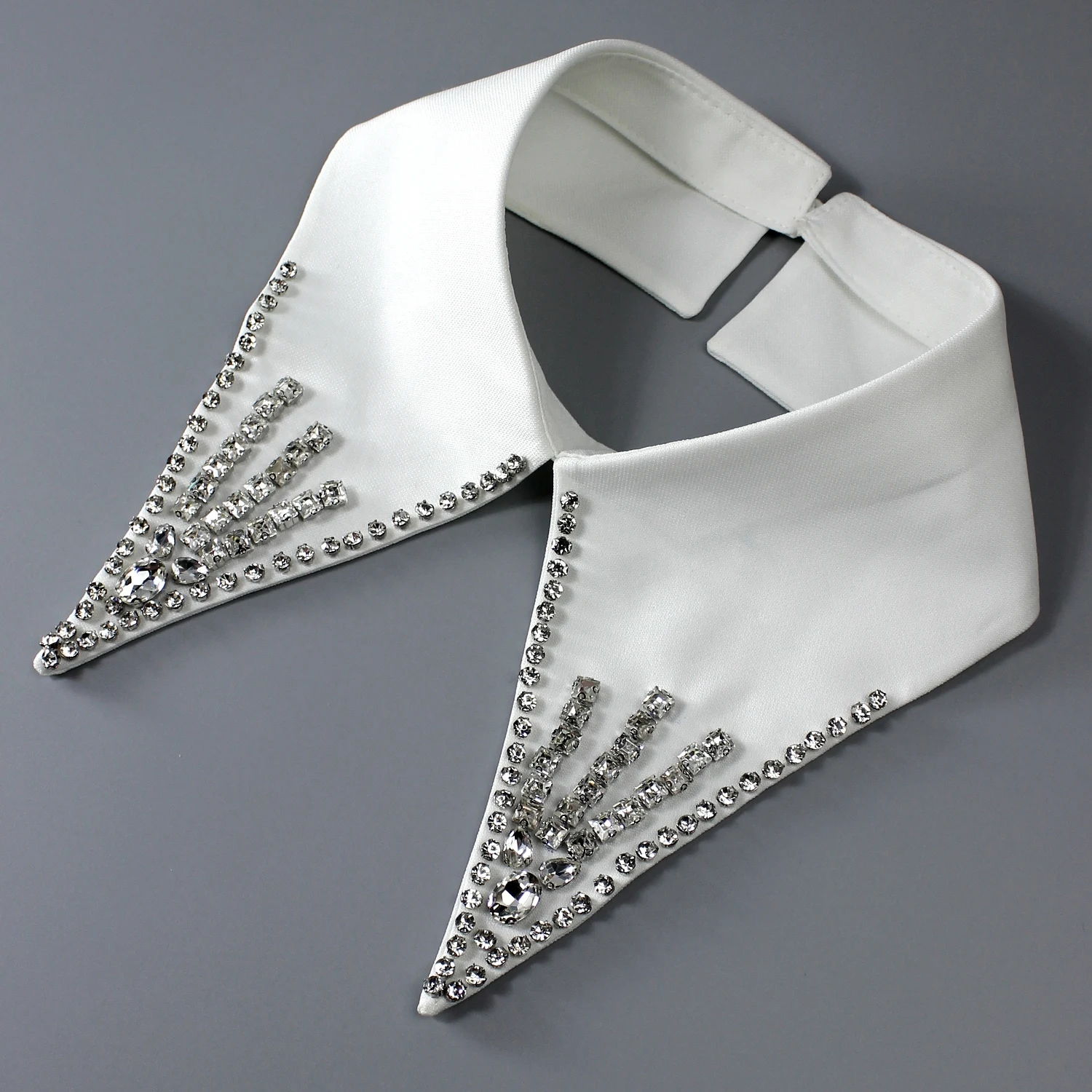 1 Stück hochwertiger und luxuriöser Kunstkragen, eine Deluxe-Version mit glänzendem Ausschnitt. Dieses vielseitige Accessoire für Frauen – Detail 6