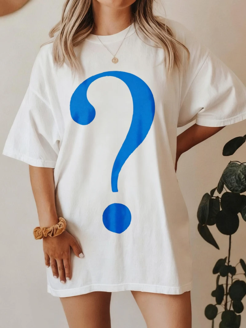 تي شيرت نسائي فضفاض مطبوع فضفاض بأكمام قصيرة أبيض، نمط طباعة علامة استفهام زرقاء للارتداء اليومي غير الرسمي