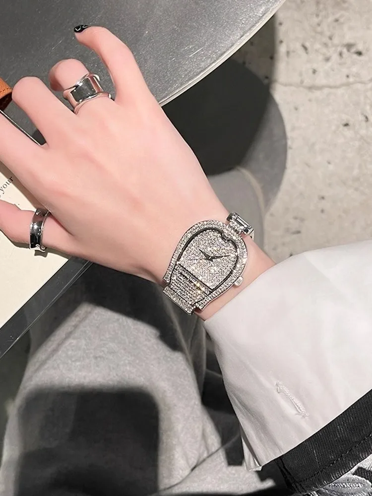 ساعات كوارتز مرصعة بالألماس اللامع للنساء إكسسوارات مجوهرات أنيقة للحفلات ساعات يد عصرية بإبزيم مصمم جديد