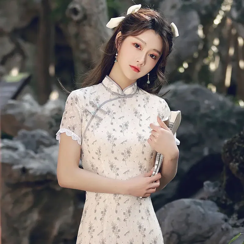 

Cheongsam для молодой девушки, новинка 2025, элегантное милое повседневное летнее платье Ципао средней длины с цветочным принтом в китайском стиле