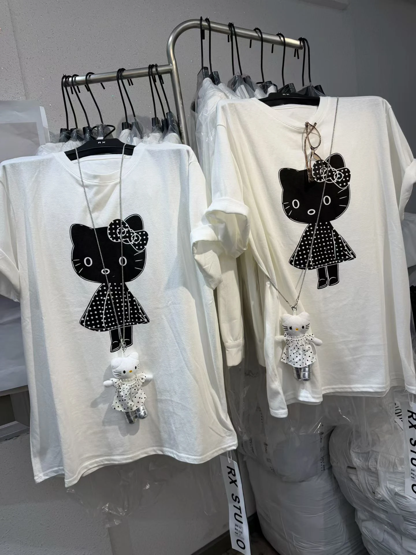 

Женская футболка свободного кроя с круглым вырезом и коротким рукавом в корейском стиле, модный повседневный топ с принтом и подвеской, летняя хлопковая футболка