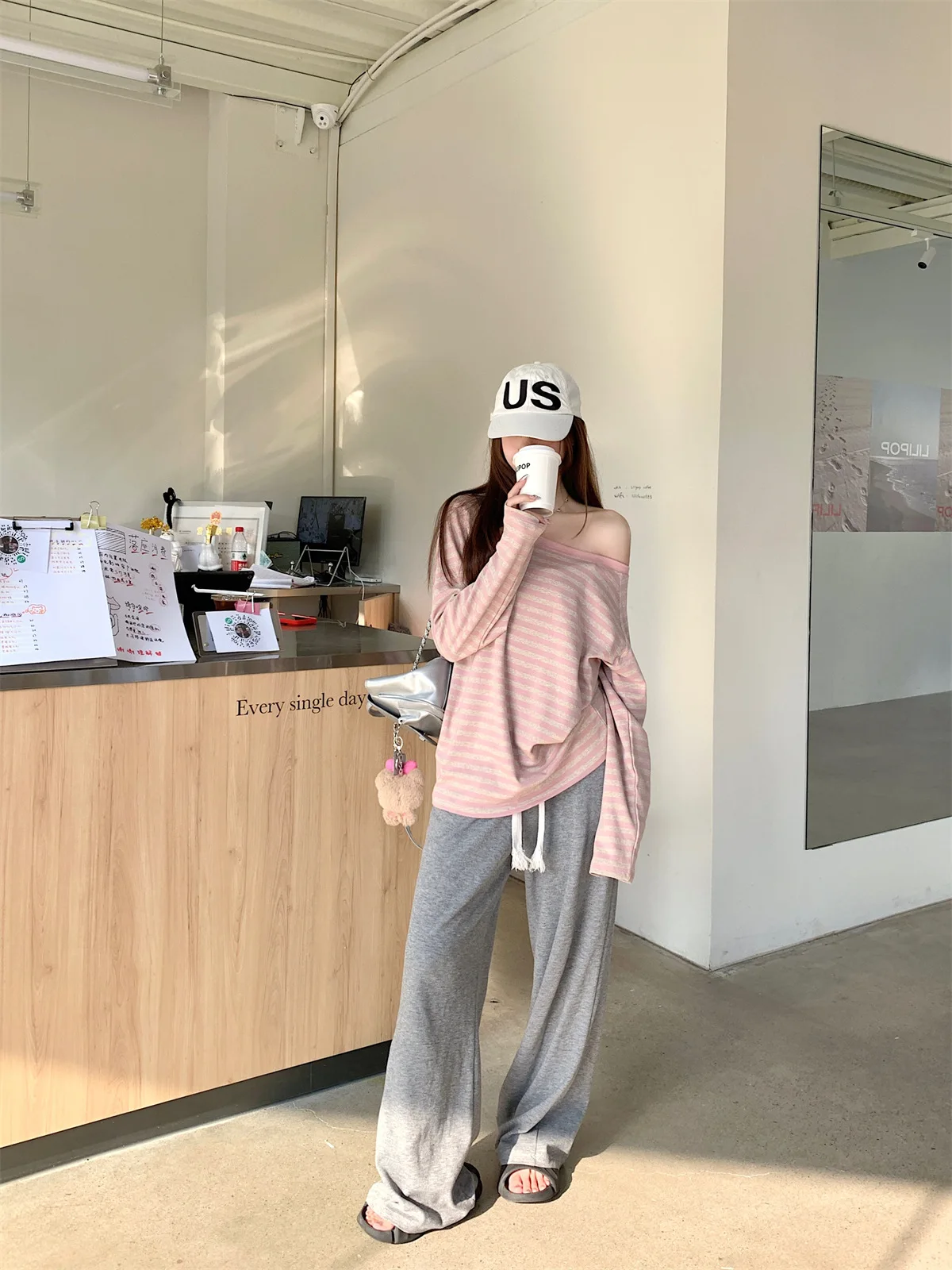 Neues Damen-Herbst-Oberteil: Locker geschnittenes, gestreiftes Off-Shoulder T-Shirt für Studentinnen – Langärmliges Oberteil mit schrägem Schulterdesign für Mädchen und Frauen, lässiges Basic-Shirt – Detail 17
