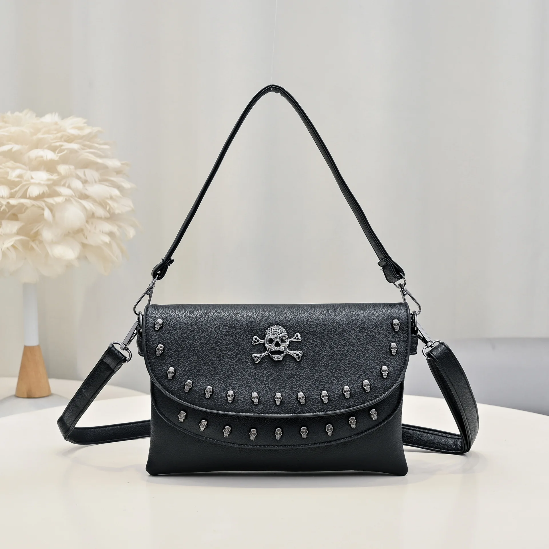

JIEROTYX винтажная черная сумка через плечо с заклепками, женская сумка-мессенджер из искусственной кожи, крутая сумка через плечо с черепом, дизайнерская сумка с клапаном Bolso