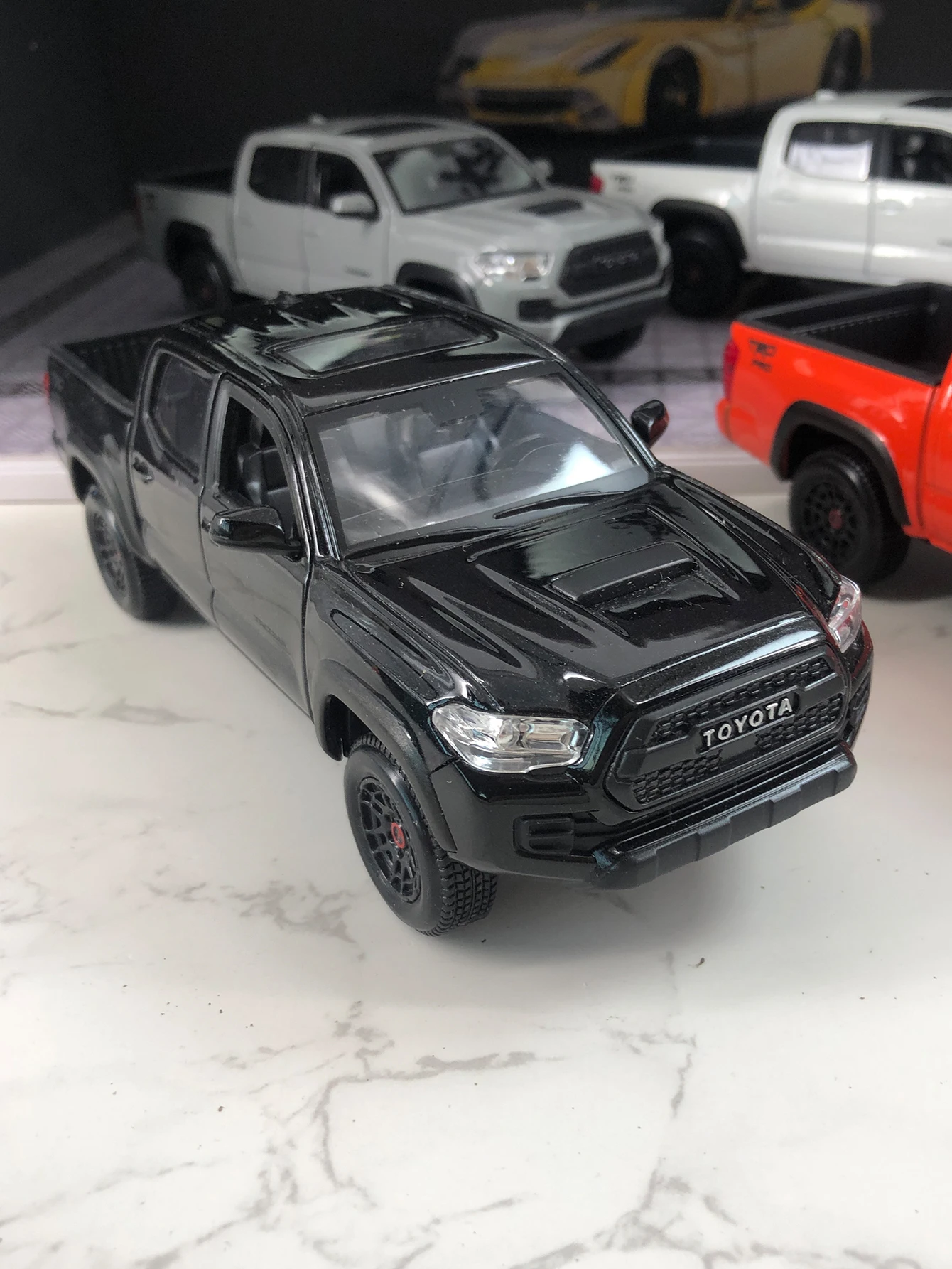 

Модель автомобиля Maisto 1:27 Toyota Tacoma TRD Pro 2023, декор из цинкового сплава, коллекционный подарочный автомобиль.