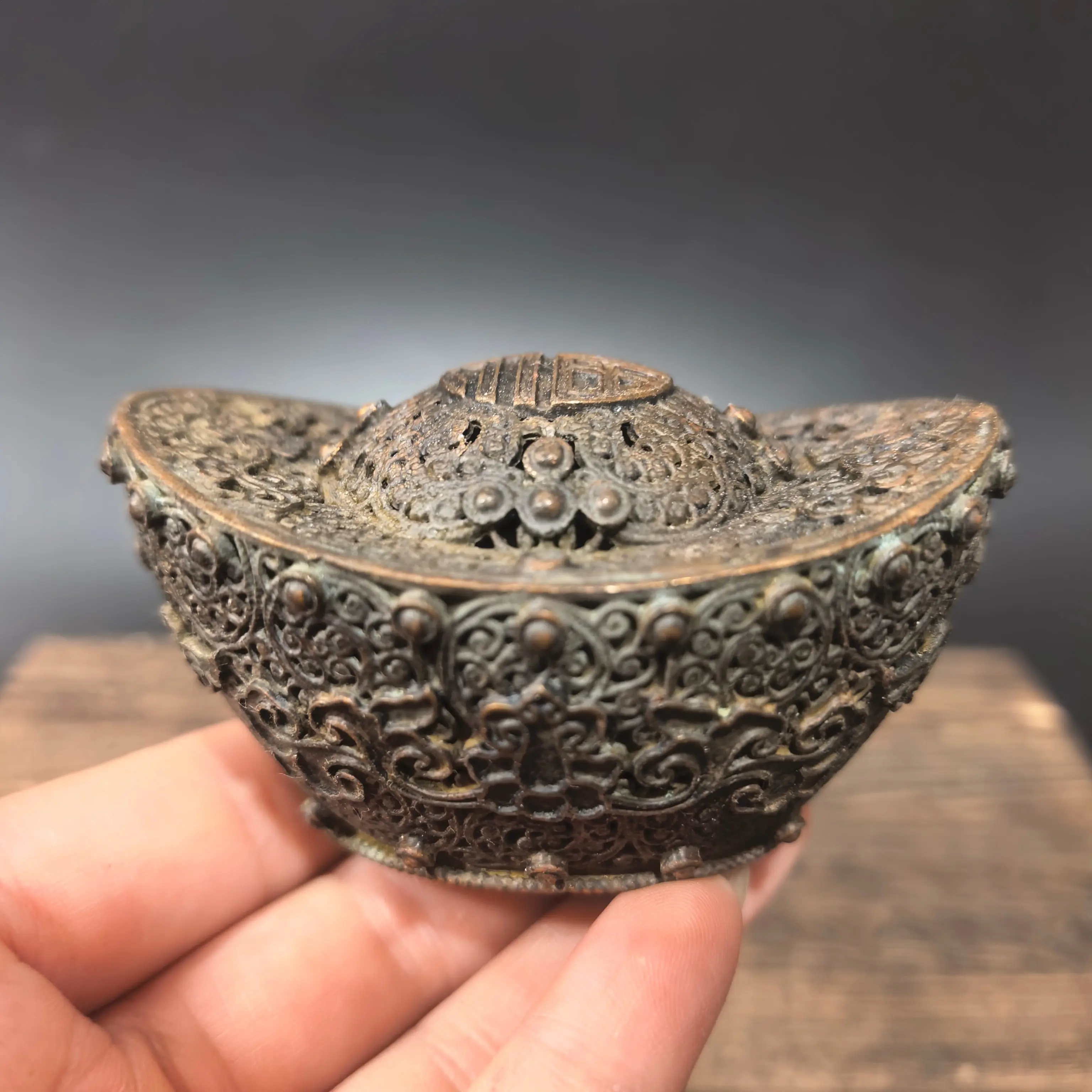 Antique alloy copper Fuzi ingot hollow ingot ornament relief pattern Ruyi pattern tea table desktop ornament