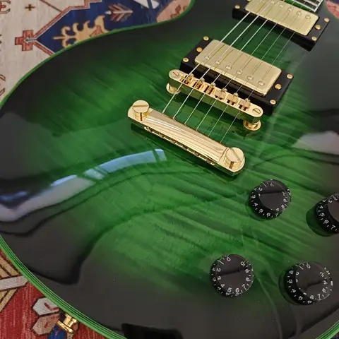 Guitare électrique avec quincaillerie dorée, corps en bois massif vert