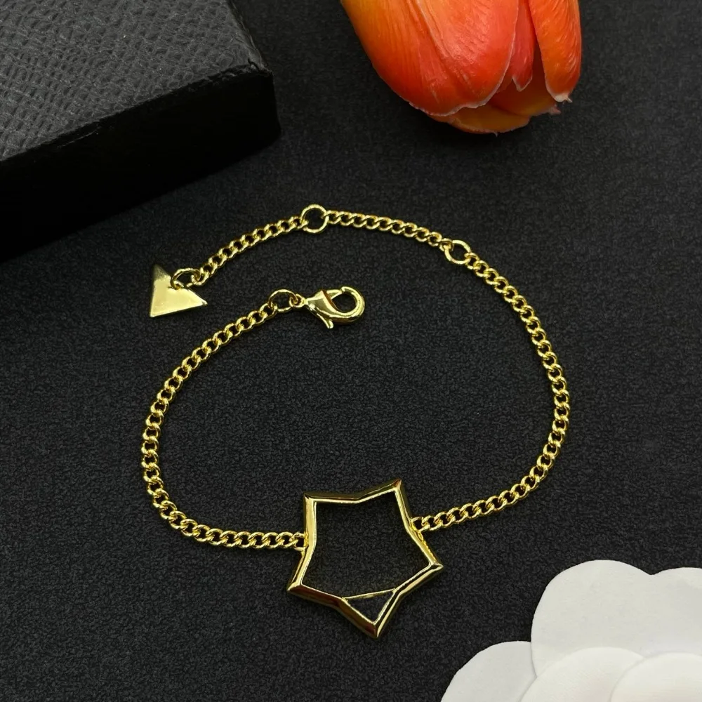 

Polished Metal Link Bracelet with Triangle Detail Minimalist Light Luxury Wrist Jewelry Adjustable Chain Ladies Casual Evening Party Decorative Accessory Gift
