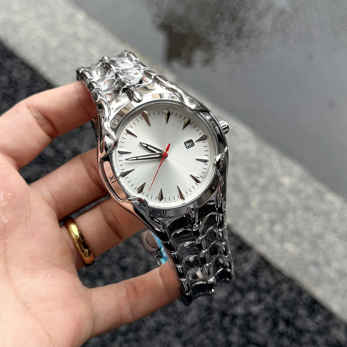 New Shaped Keel Strap Quartz Watch Men's Hot Selling Luminous Calendar Window Watches Wormhole Concept Wristwatch Holiday Gift