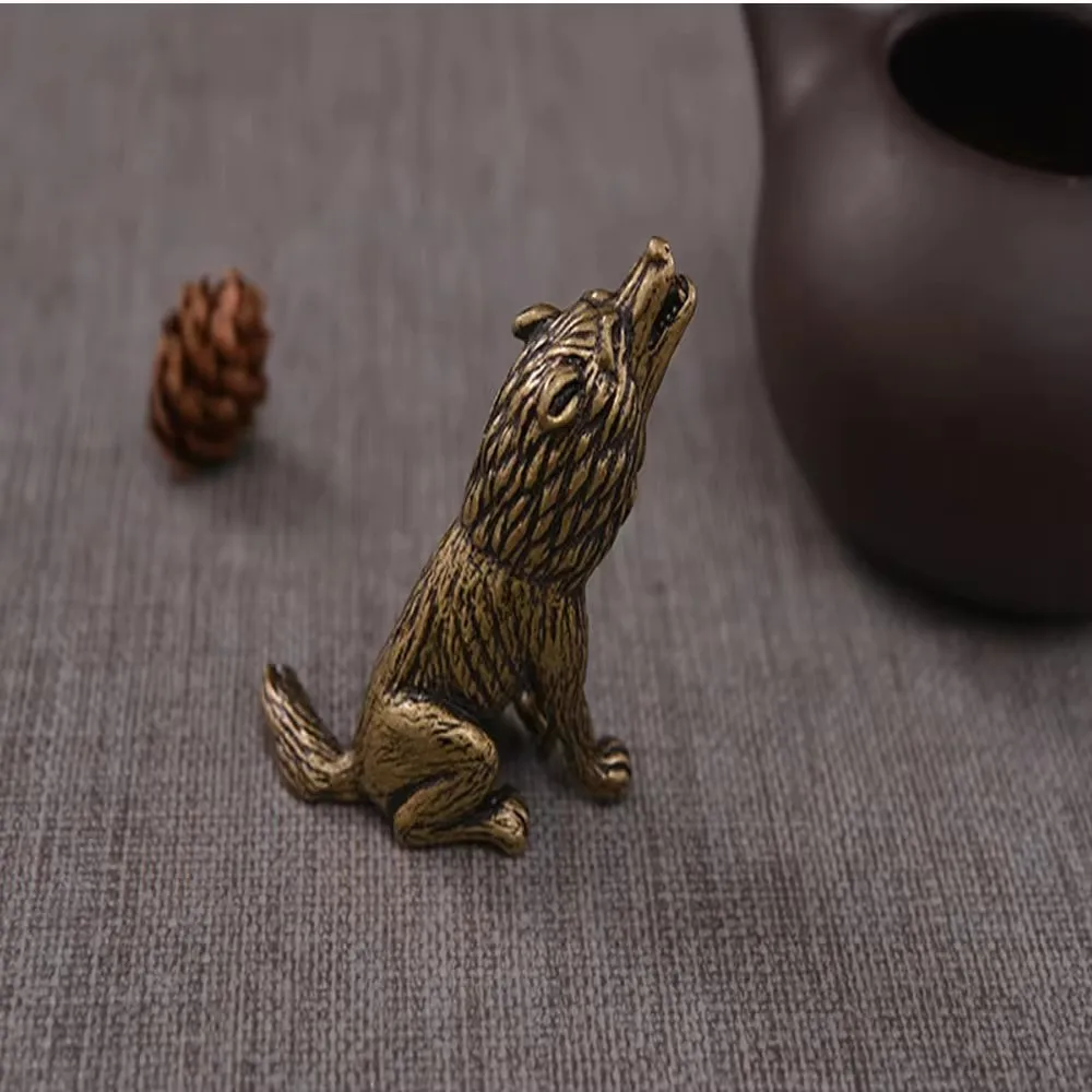 Mini Creative Vintage Copper Wolf Sitting Statue Animal Desk Decoration Ornament Sculpture Hand Toy Home Office Desk Decor Gift