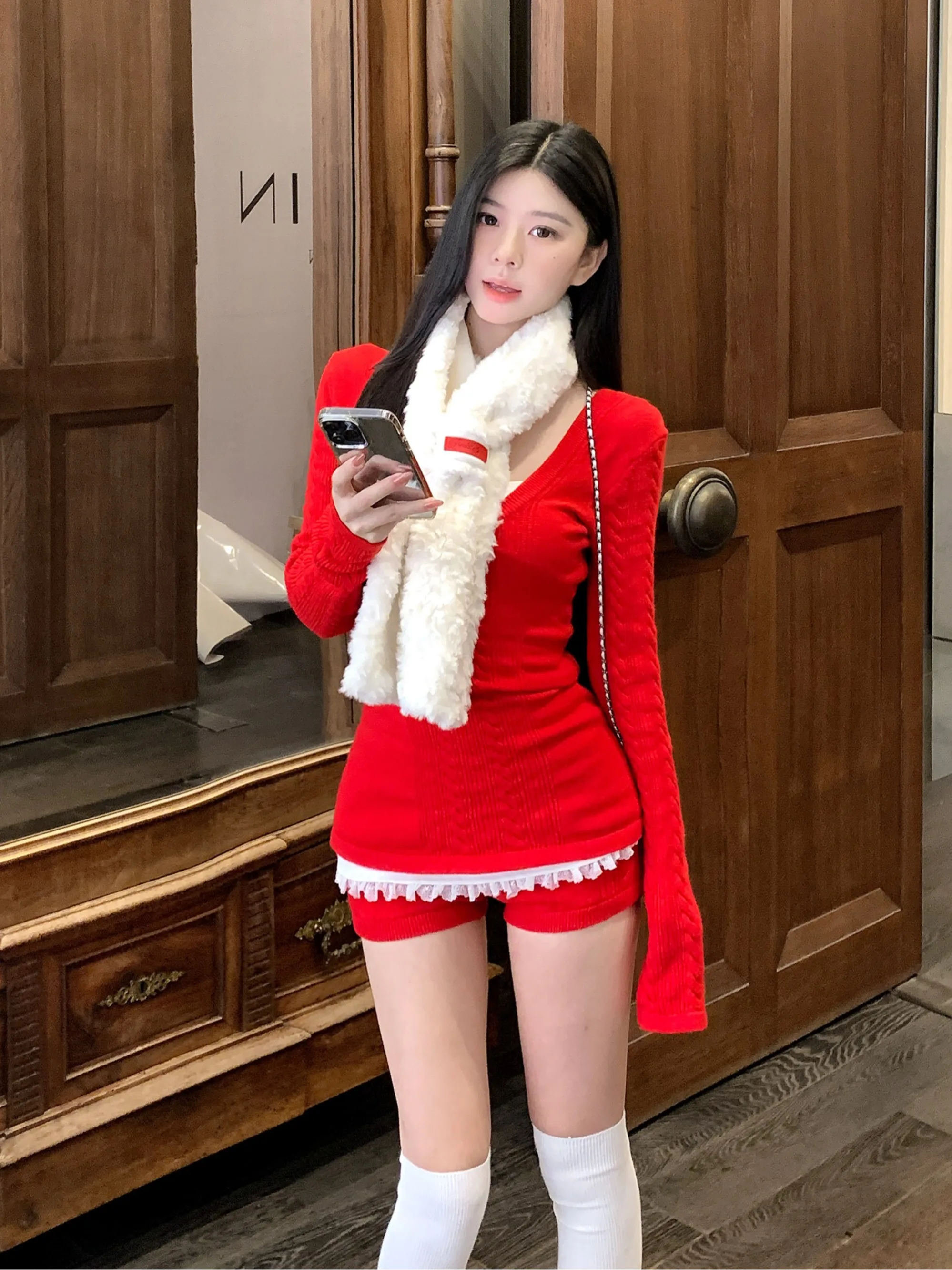 

Красный вязаный комплект с завязками для женщин: шарф, прямые шорты, комплект из четырех предметов для весеннего образа в стиле Spicy Girl