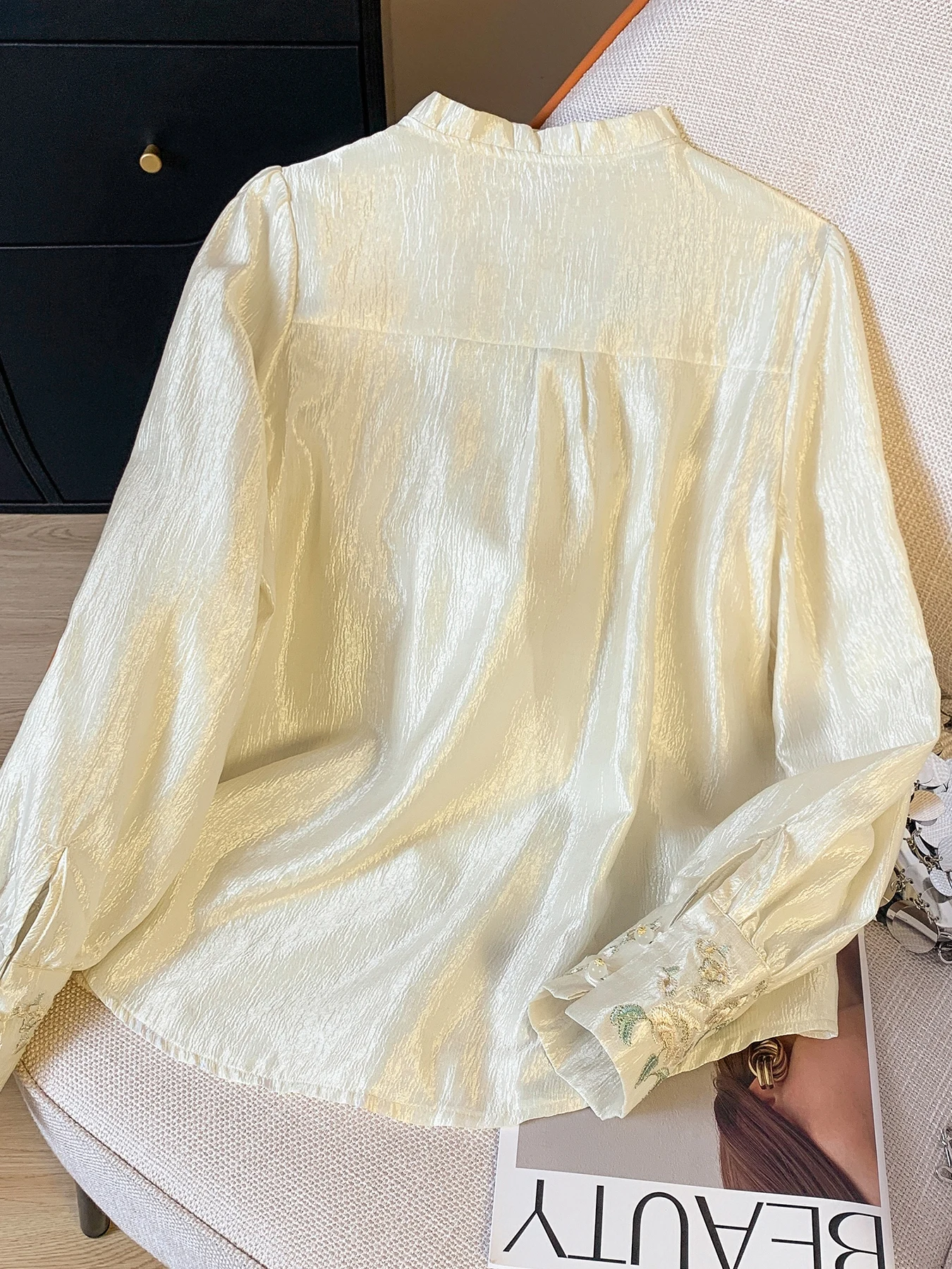 เสื้อผู้หญิงสไตล์จีนใหม่ ปักลาย  คอไม้  ลดอายุ  ใส่คู่กับกระโปรง  แฟชั่นทันสมัย