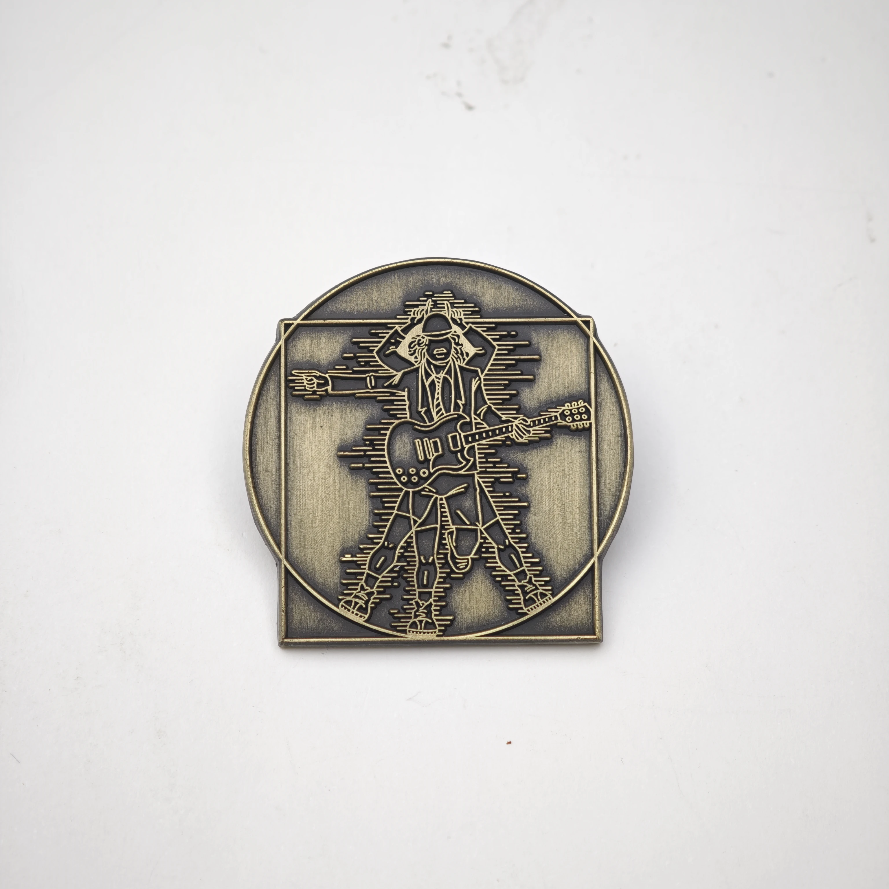 Angus Young Metal Emaille-Anstecker Rockband Gitarrist Brosche Vitruvian Man Parodie Abzeichen Reversnadeln Musikfan-Geschenk – Detail 10