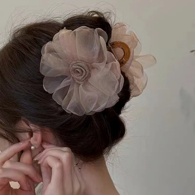 Feminine Haar klaue mit Rosen perfektes Accessoire große Haar klaue Blumen und Mesh Design elegante Hai Clip Rose Klaue Clip