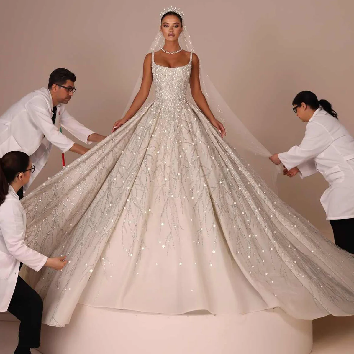 Customized Sweetheart Appliques Sequined Wedding Dress Court Train Sleeveless New Style Ball Gown Luxury Bridal Gowns