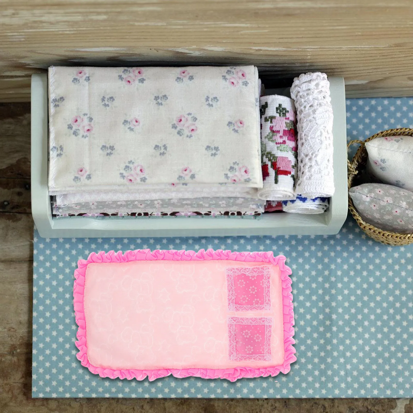 

3 комплекта миниатюрного постельного белья для кукольного домика, масштаб 1:12, реалистичные аксессуары для спальни, мягкие цветные простыни, подушки, одеяла