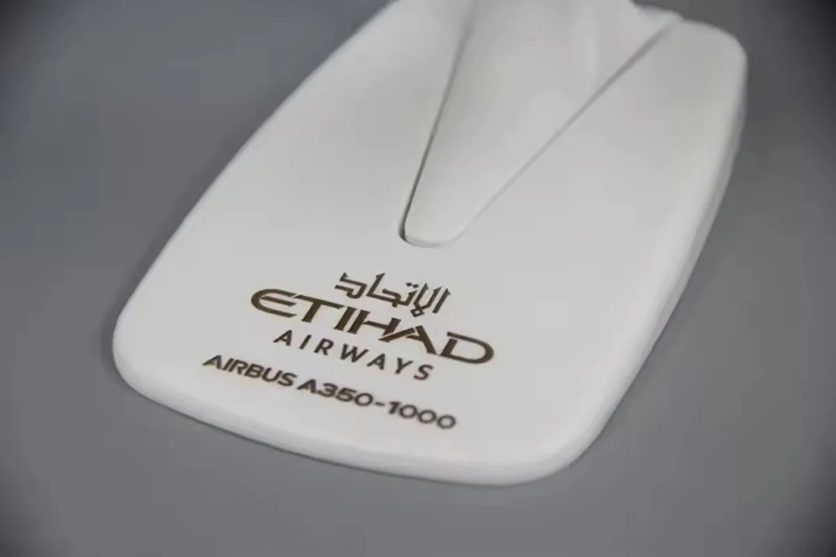 A350-1000 Etihad Airways Escala 1:200 A350 ABS Montagem Com Suporte Modelo de Avião Brinquedo Bloco de Construção Coleção de Presente