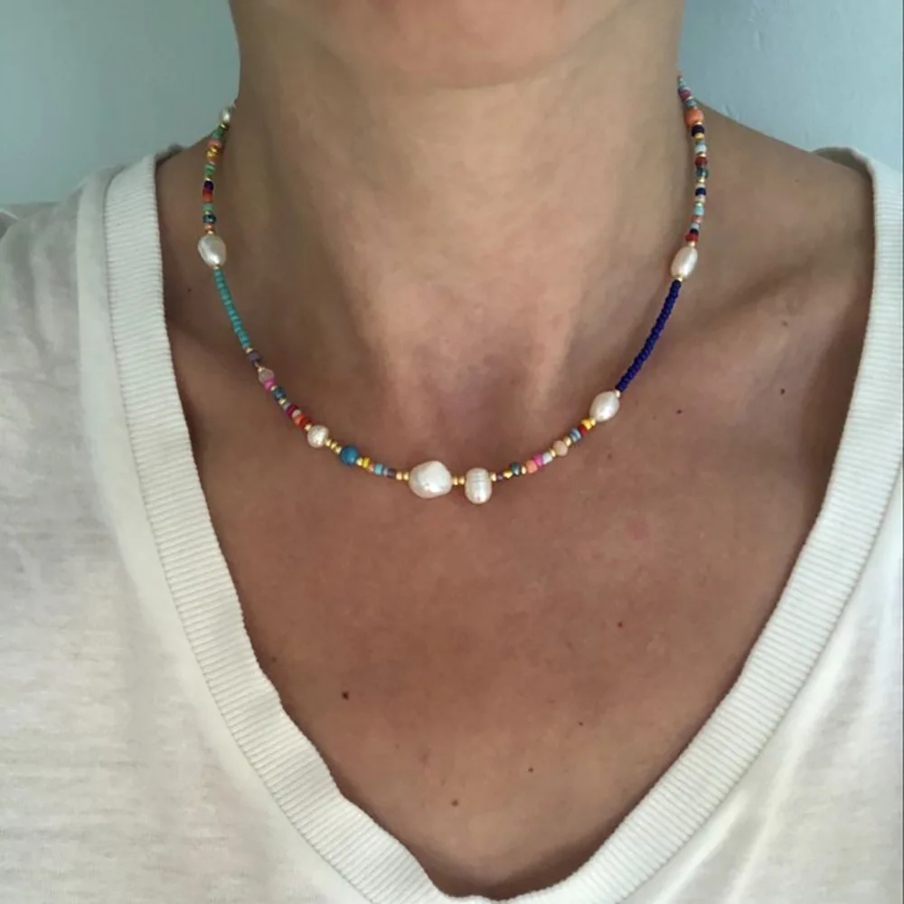 

Ожерелье из рисовых бусин Креативность Жемчуг Богемия Ручное плетение Регулируемый градиент цвета Модное женское простое ожерелье из бисера