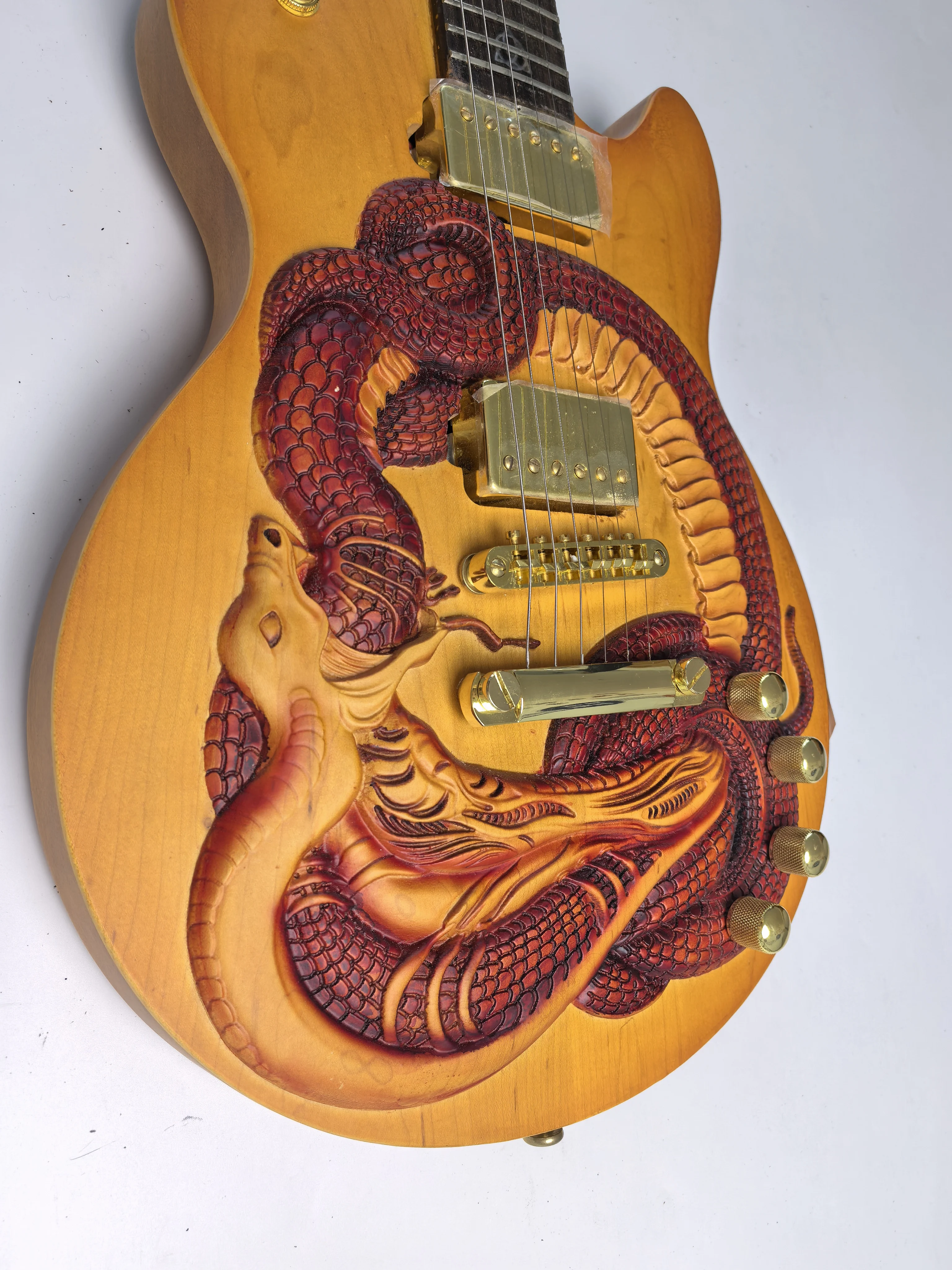 In stock, customizable, mahogany 6-string electric guitar ，Engraving technique, order and ship immediately.