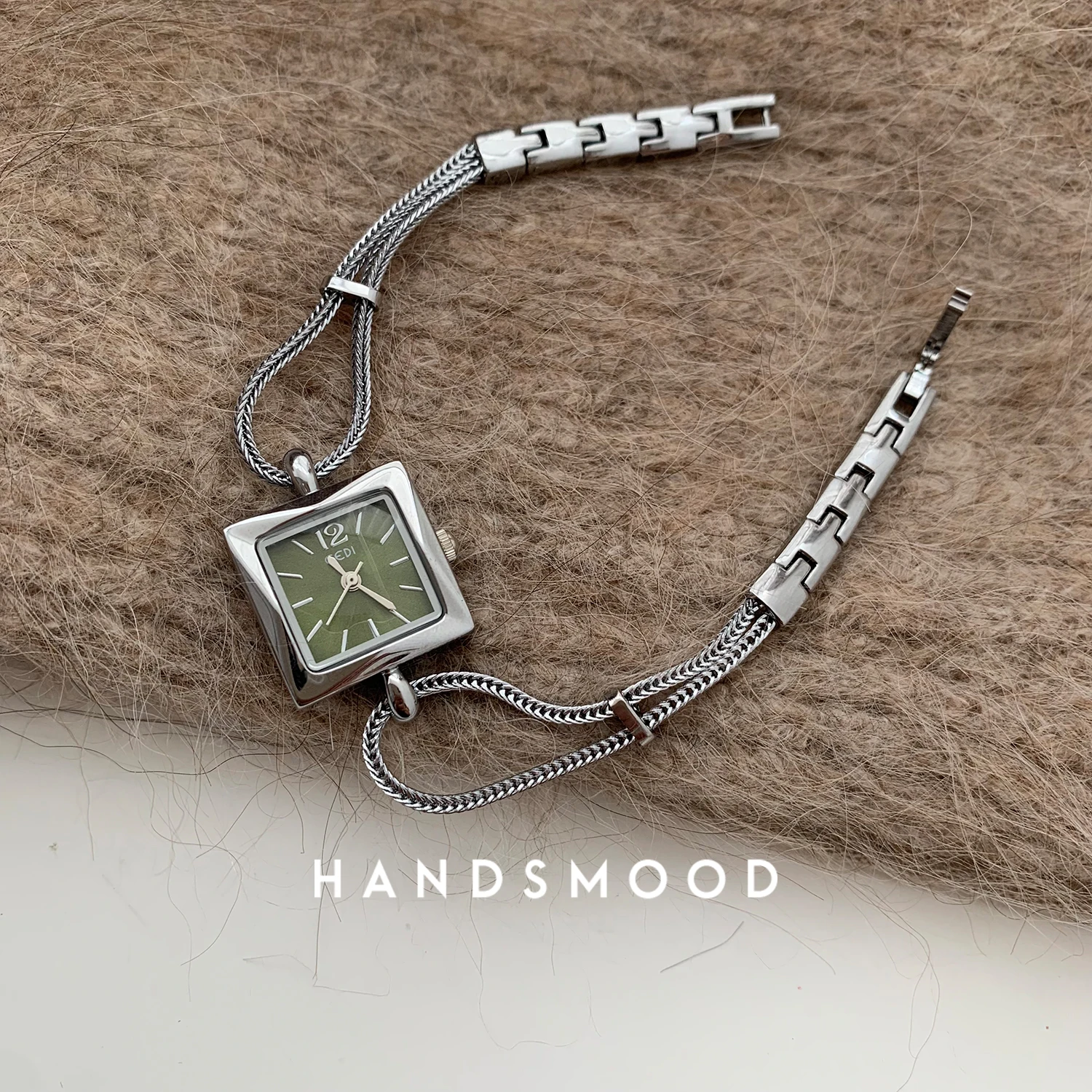 ساعة خفيفة فاخرة مربعة الشكل ذات قرص صغير وسلسلة رفيعة رائعة وراقية للنساء أنيقة وسخية وفريدة من نوعها