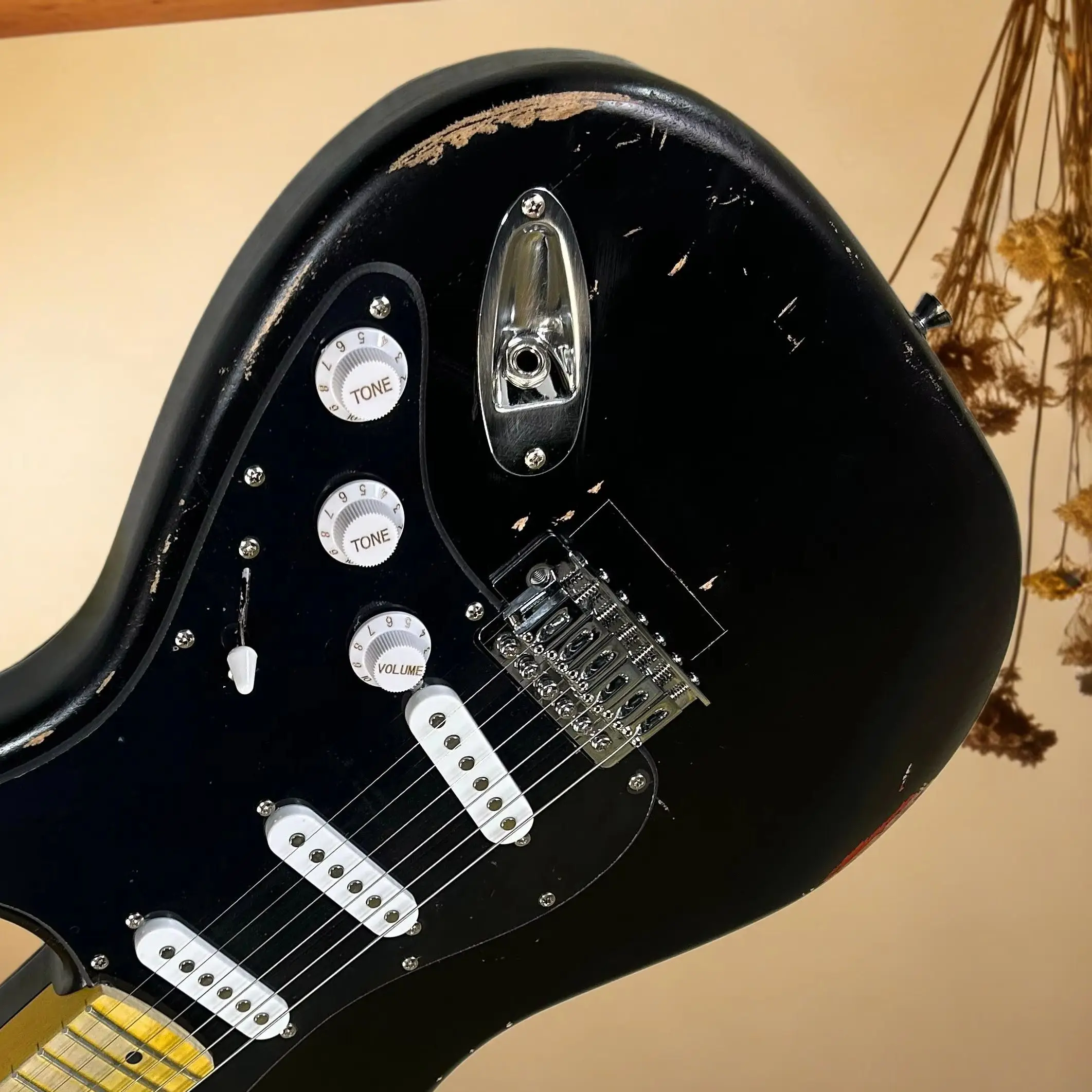 Hot Sale Aged Electric Guitars Black Color Alder Body Maple Fretboard