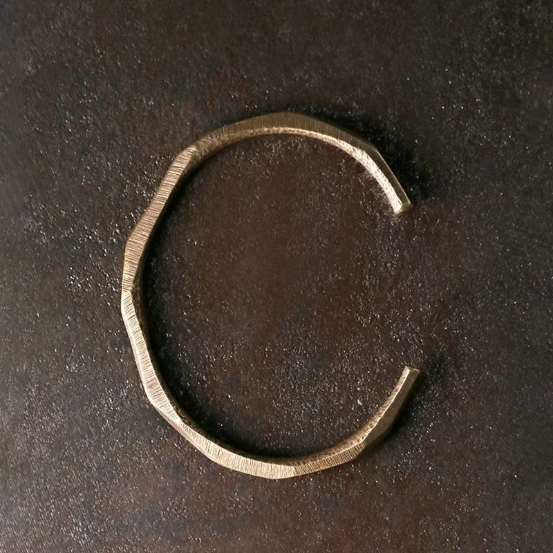 Geschliffener, polierter Bronze-Armreif, neutraler, matter Metall-Manschettenarmreif, strukturierter Handschmuck, Geburtstagsgeschenke für Männer und Frauen, Büro- und Alltagsoutfits – Detail 3