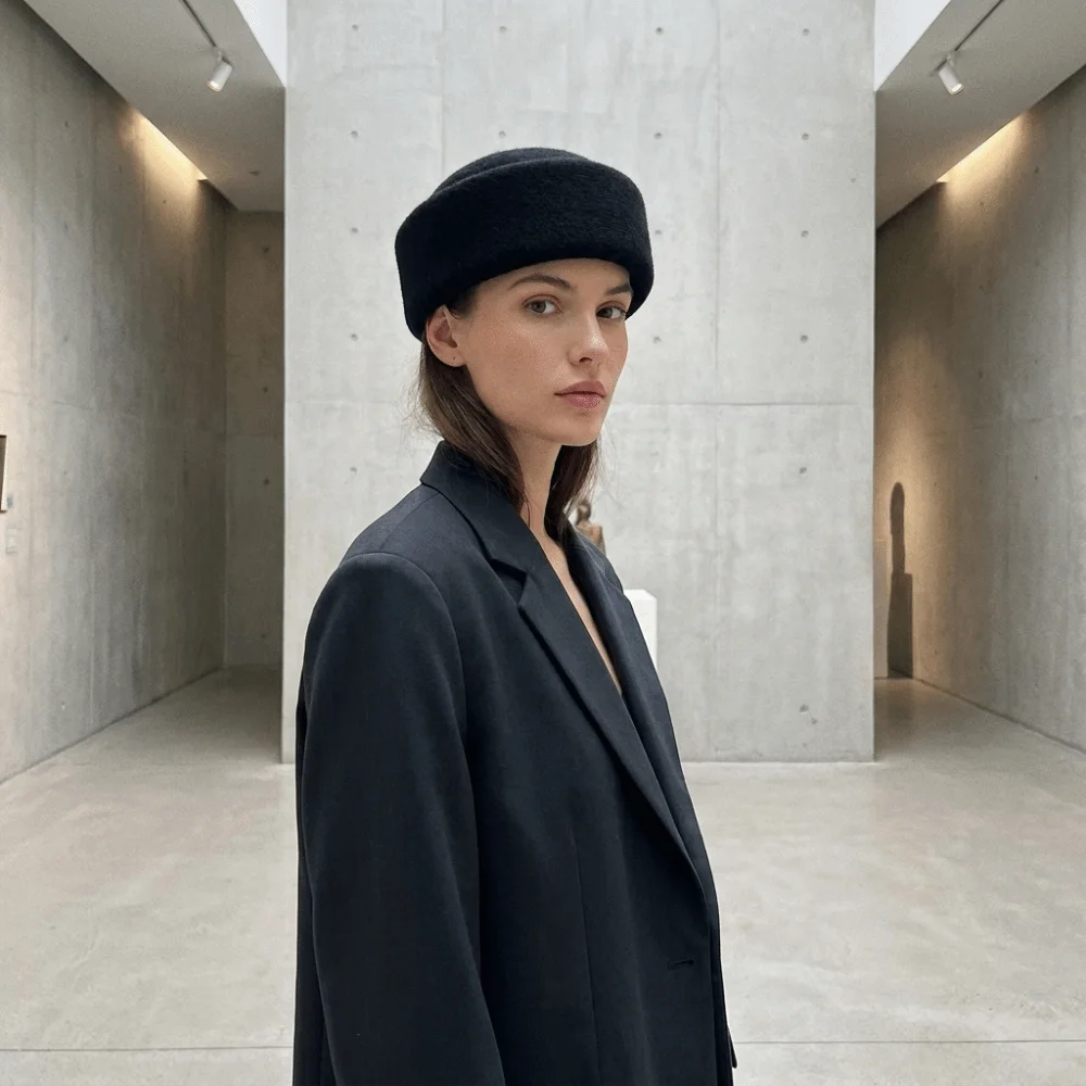 Elegant Structured Knitted Pillbox Hat Skin-friendly Non-slip Painter Hat Warm Solid Color Beret Dinner