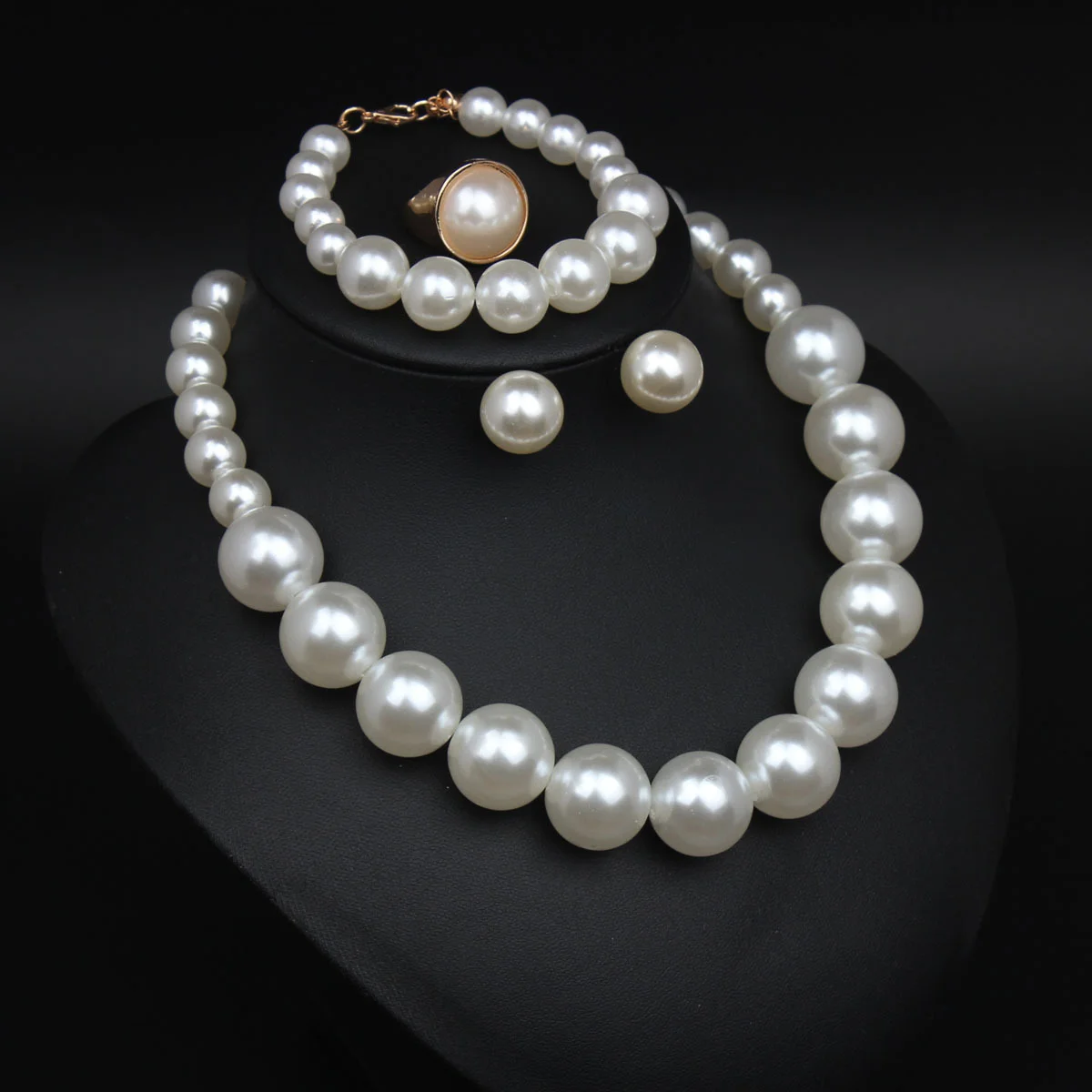 4 pieces vintage elegant pearl necklace for bridesmaid dresses and wedding gowns, set including ring and earrings.