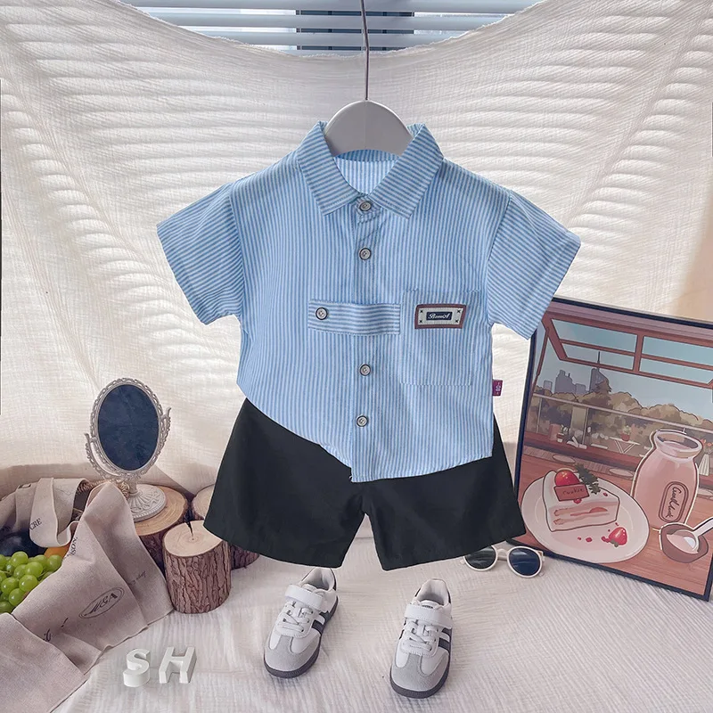 طقم ملابس بوتيك للأطفال الأولاد 2026 قمصان صيفية جديدة مخططة عمودية بأكمام قصيرة ملابس علوية وسراويل قصيرة قطعتين ملابس أطفال