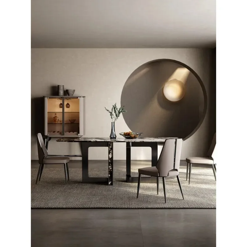 Moderner Esstisch aus hellem Luxusmarmor