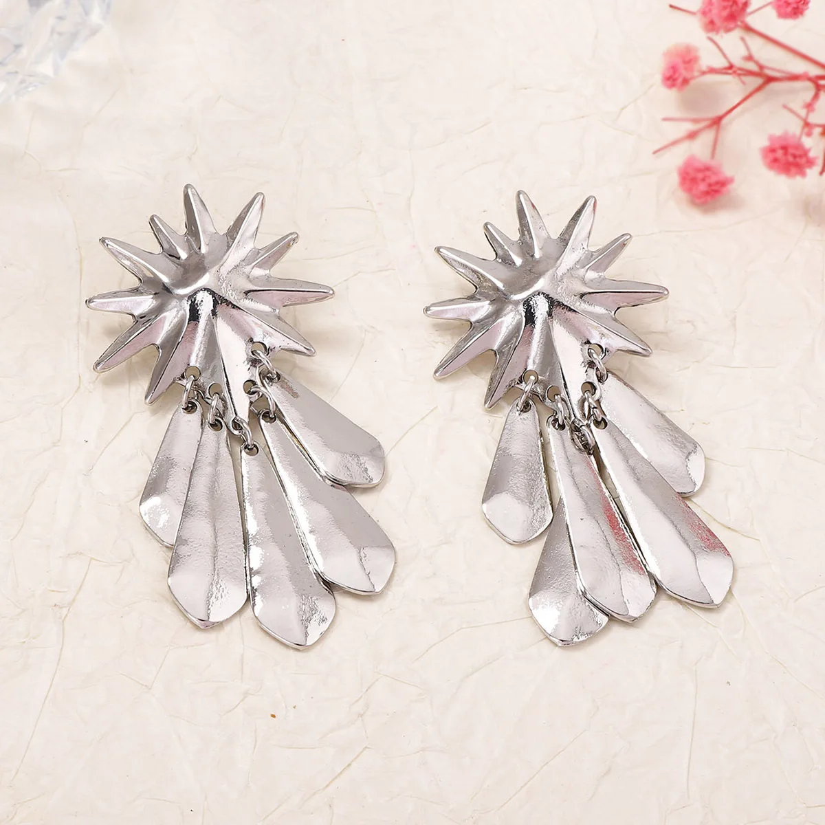2026 Vintage Goldene Sonnenblumen-Metall-Quasten-Ohrringe für Frauen Retro Boho Sommer-Schmuck Strandparty-Accessoires – Detail 3