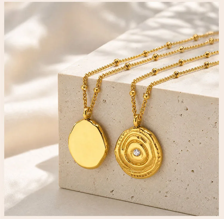 Halskette mit strukturierter Scheibenanhänger, goldfarbene Edelstahlkette mit Perlen, Kristallakzent für saisonale Boutique-Käufe – Detail 4