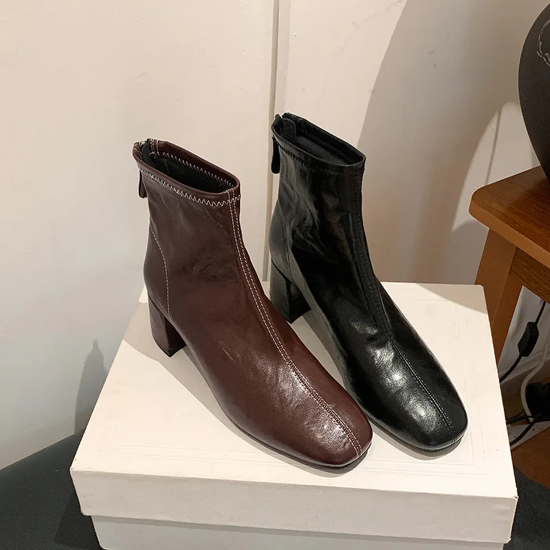 

Осень-зима, новые тонкие ботинки из мягкой кожи во французском стиле с квадратным носком, универсальные корейские короткие ботинки в стиле ретро на толстом высоком каблуке для женщин