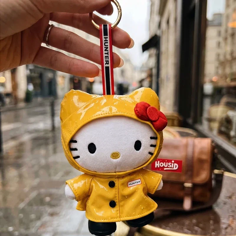 

Милый плюшевый брелок Hello Kitty в желтом плаще, мультяшная игрушка-кошка КТ, уникальный кулон для рюкзака, идеальный подарок