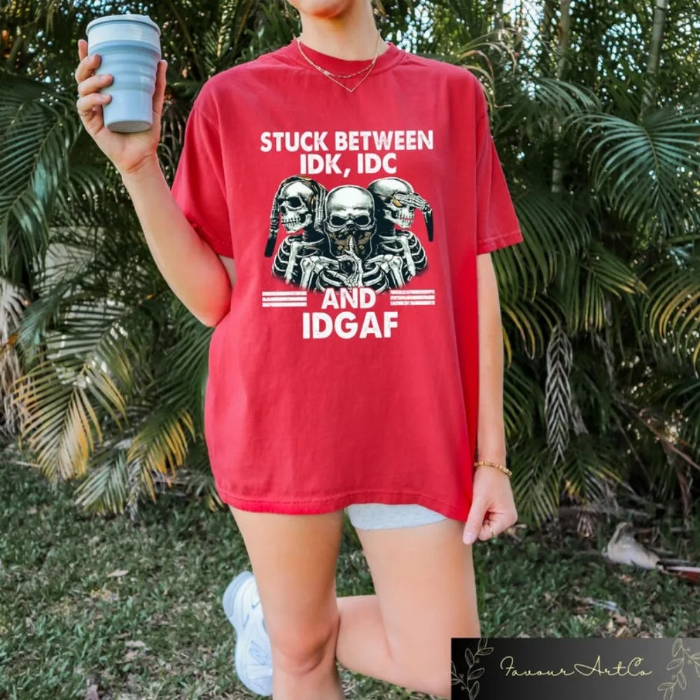 

Футболка Stuck Between IDK IDC и IDGAF, забавная рубашка Skeleton Gang, толстовка с рисунком скелета, саркастический подарок, мужские и женские футболки