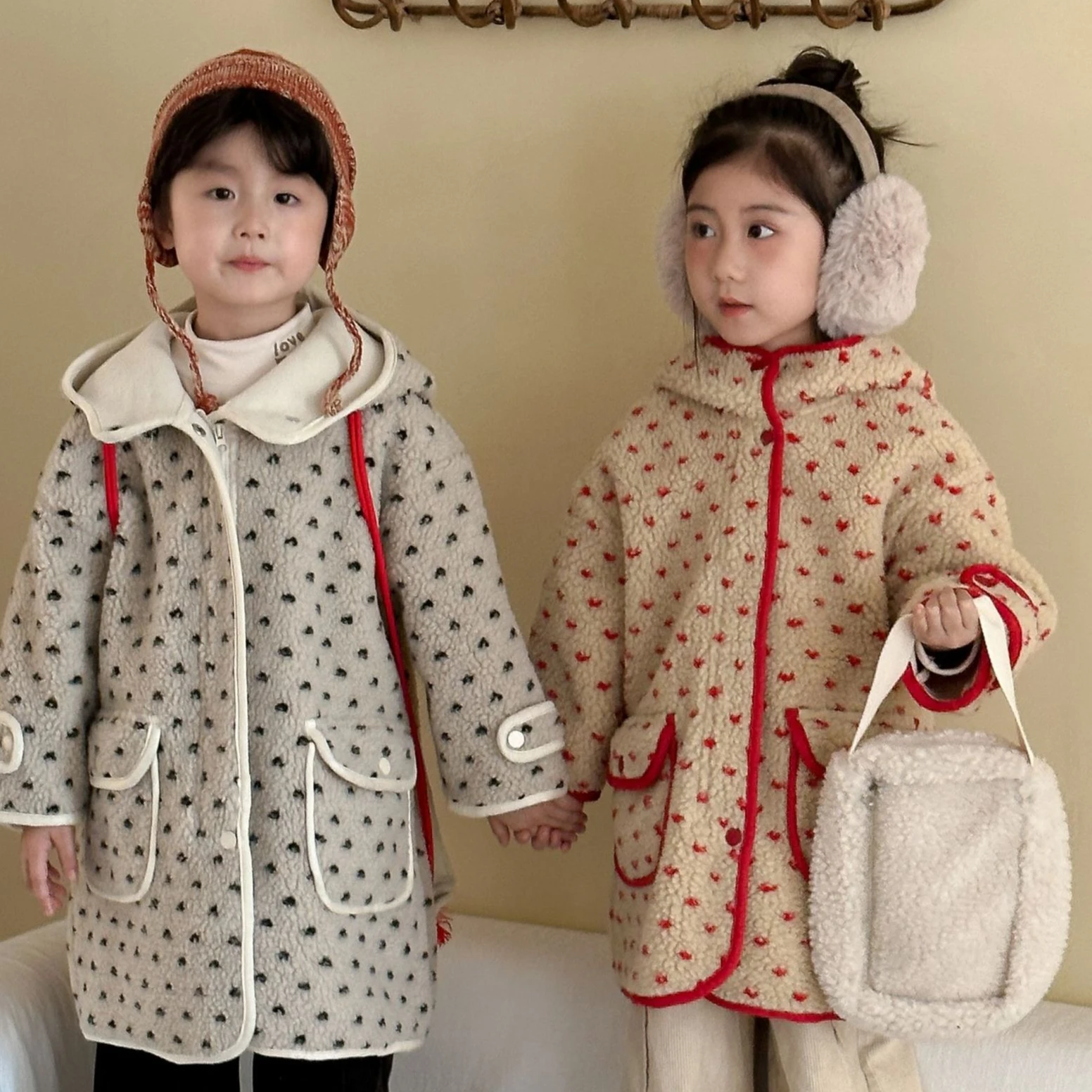 معطف 2025 لخريف وشتاء ملابس أطفال جديدة على الطراز الكوري للأولاد والبنات في معطف صوف الضأن الطويل المنقط #1