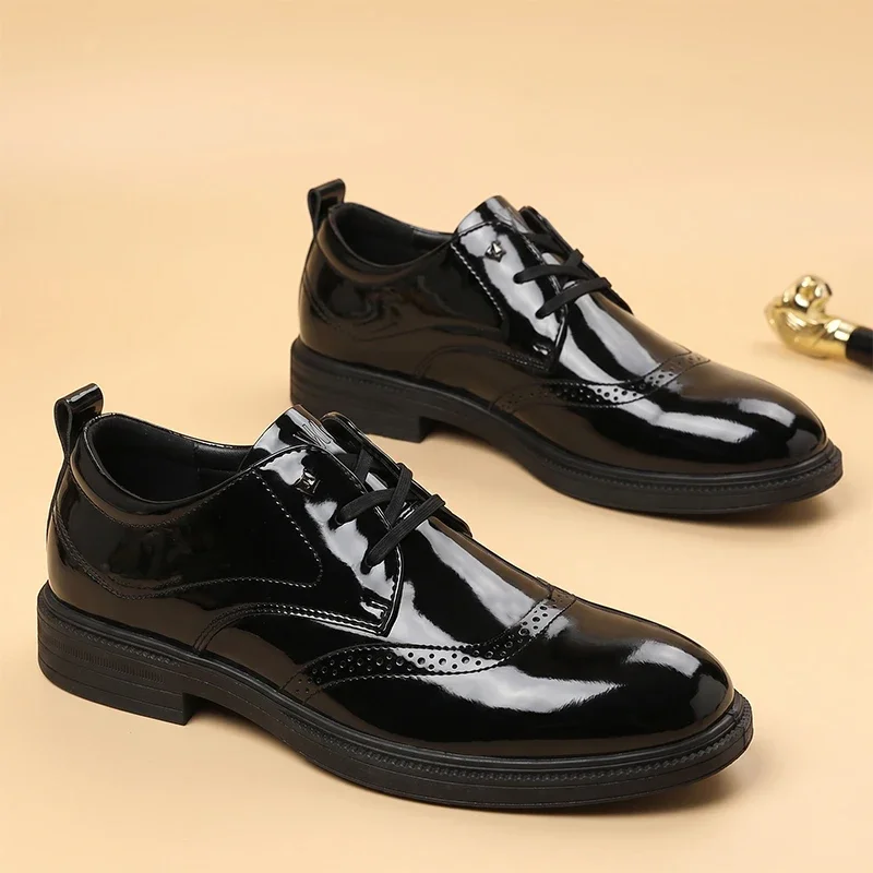 Herren Oxford-Schuhe aus schwarzem Lackleder, Schnürschuhe für formelle Anlässe, Hochzeiten, Partys, Büro, Herrenschuhe. – Detail 9