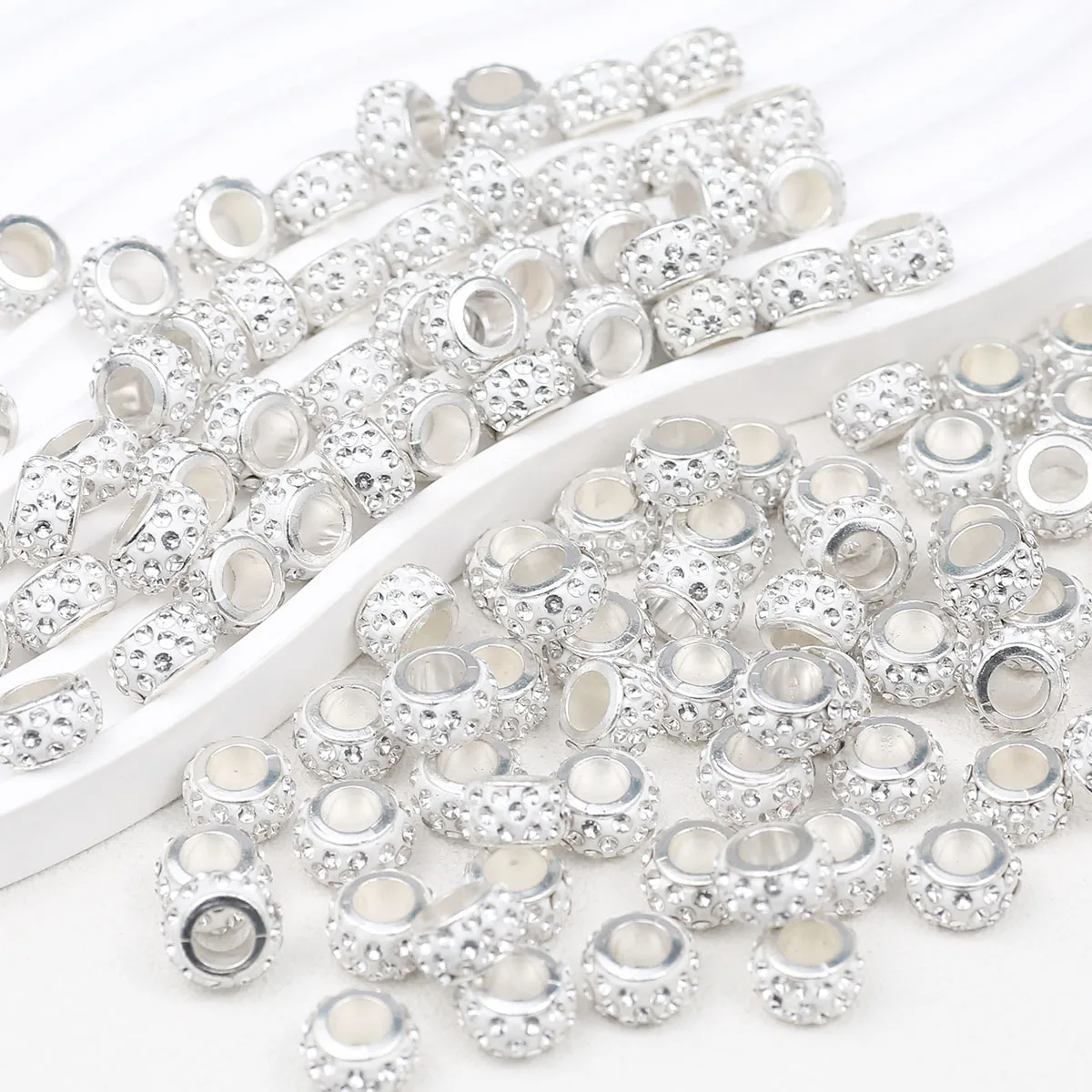 11mm Dreireihige Diamantbesetzte Großlochperlen mit Silberrand in Weißer Farbe Handgefertigte DIY-Schmuckherstellung Perlenzubehör