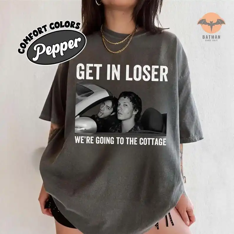 

Футболка Get in Loser We're Going To The Cottage Comfort, футболка Im Coming To The Cottage Comfort, модная футболка Heated Rivalry Fashion