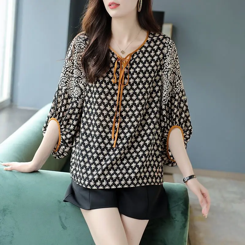 Fashionable Lantern Sleeves High End Retro Bat Shirt for Women's Summer 2024 New Western Style Temperament Elegant Loose Top