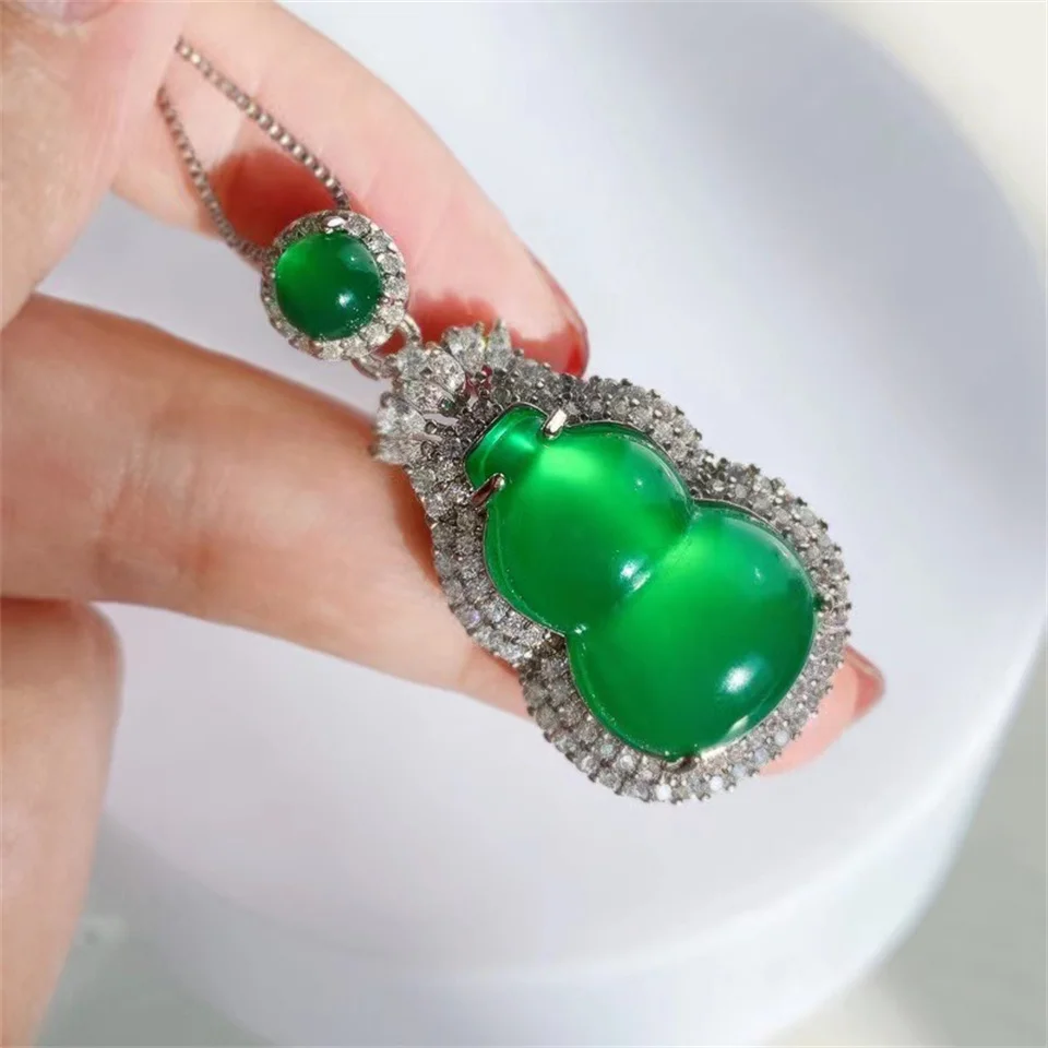 

Luxury Inlaid Green Chalcedony Necklace Gourd-shaped Elegant Jade Pendant 2*3cm Fashion High-end Gourd Stainless Steel Necklaces