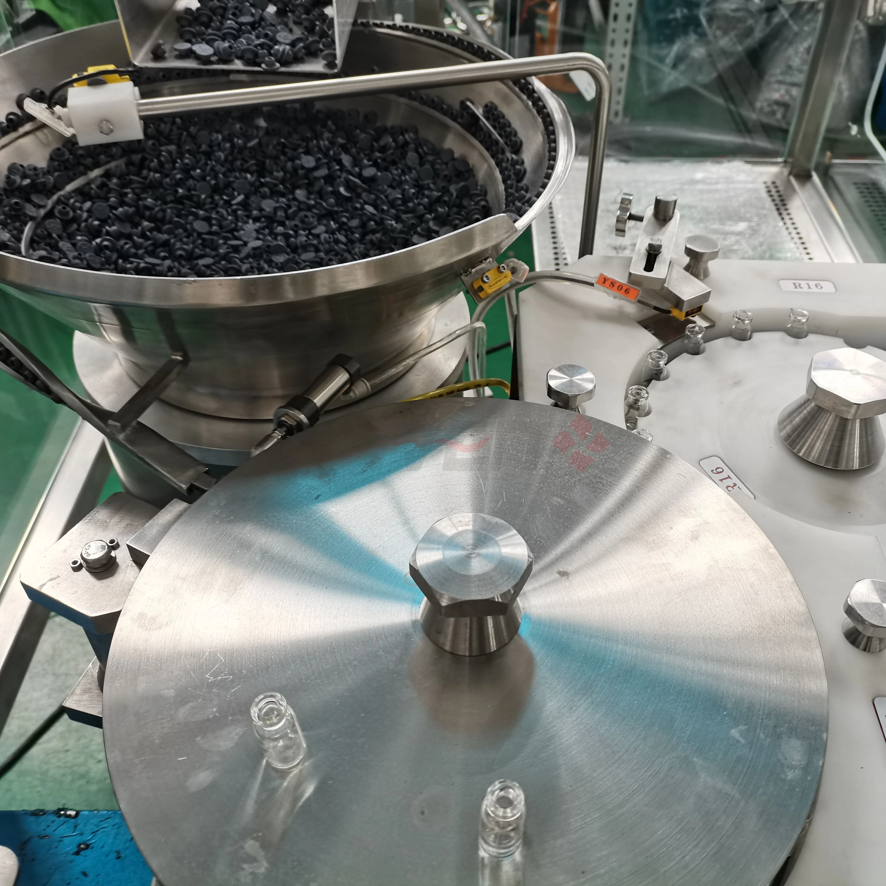 Автоматизированное наполнительное оборудование. Оборудование для наполнения и запечатывания флаконов. Наполнитель и герметик для флаконов с CE и ISO.