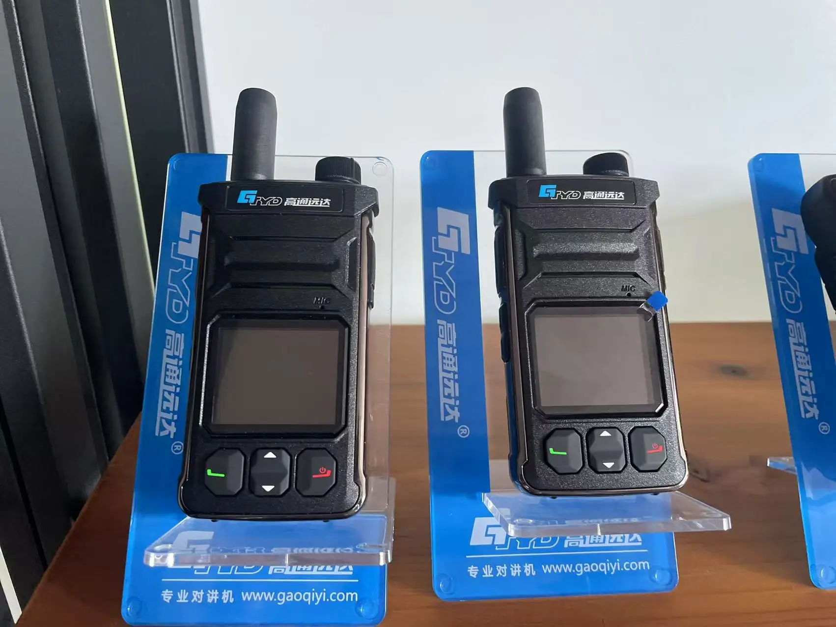 Горячая распродажа 2025 года, портативная рация 4G с длительным сроком службы батареи, портом типа C и домофоном 5000 км, глобальная поддержка SIM-карты PTT