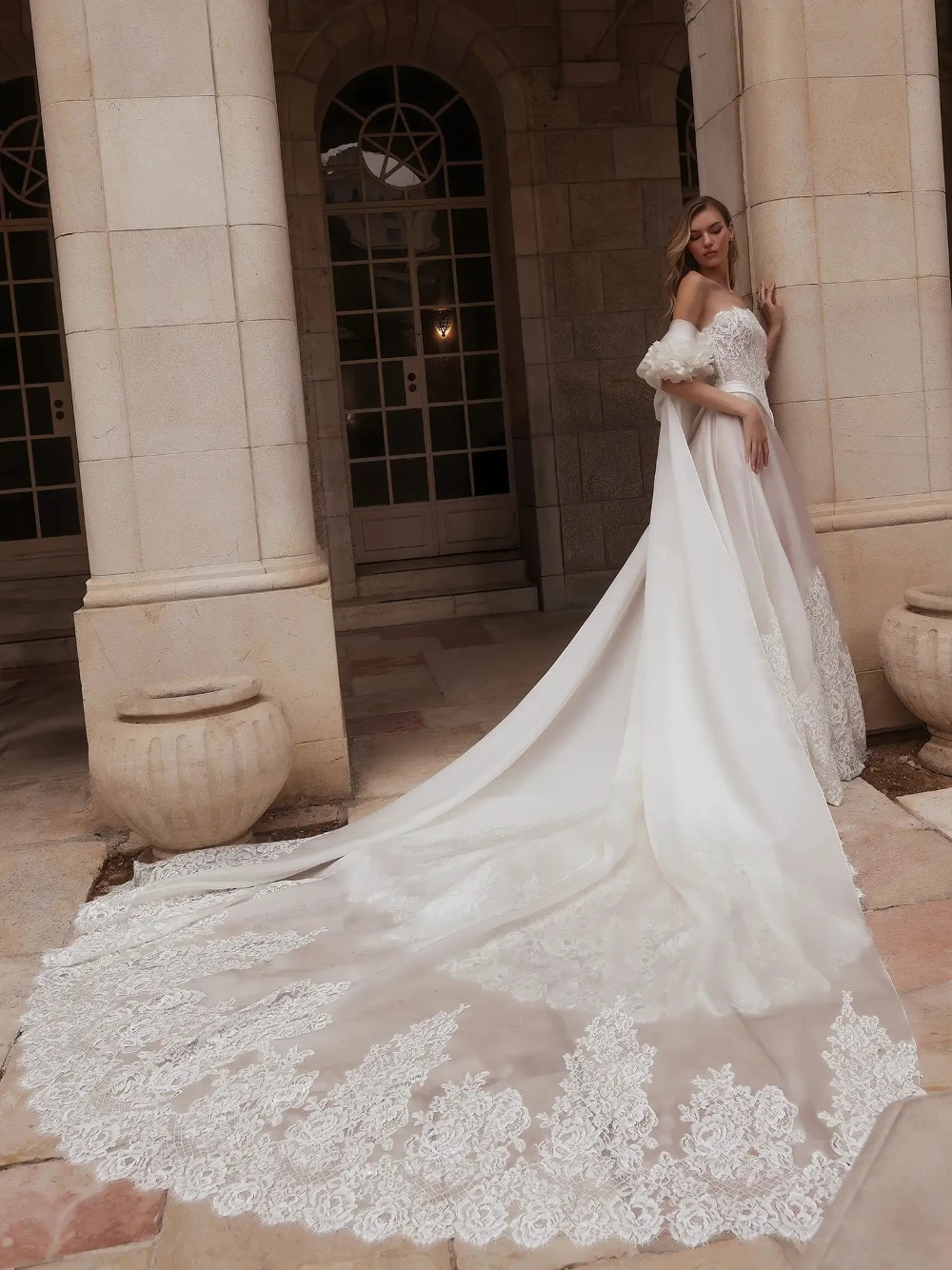 Romantic Lace Strapless Wedding Dress With Long Cape Elegant A Line Corset Customized Bride Wear Fairytale Delicate Bridal Gown